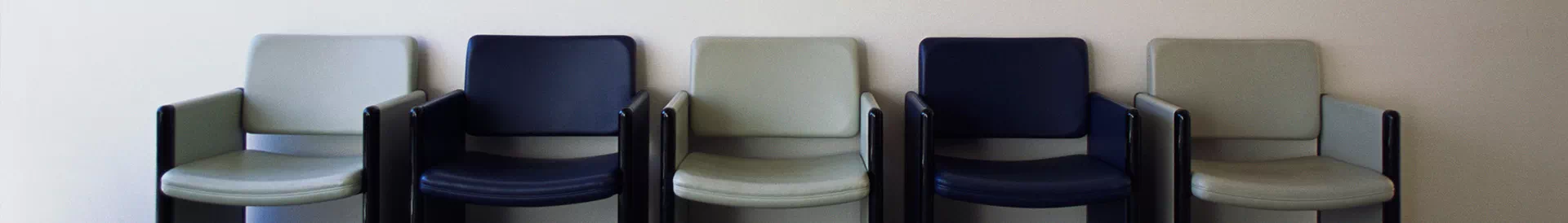 krzesła w poczekalni